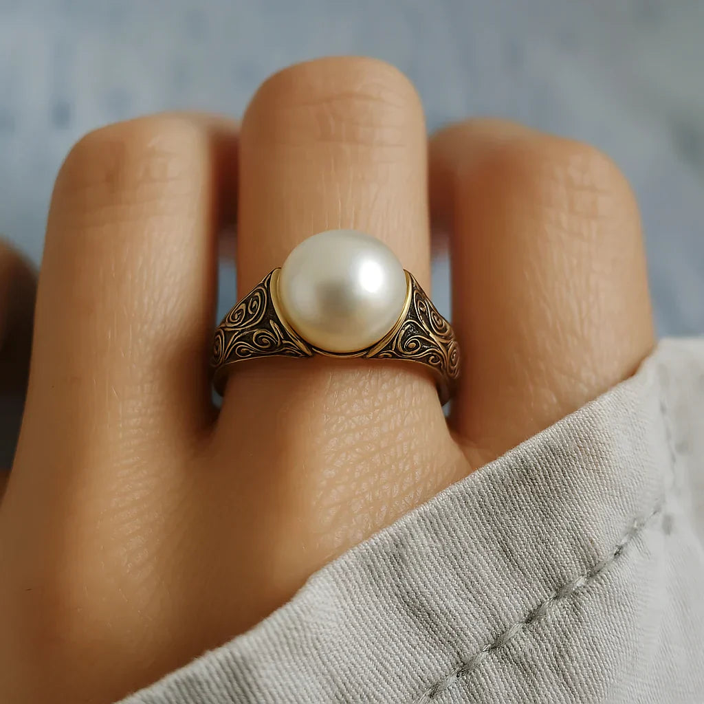 Bague dorée ornée de perles vintage