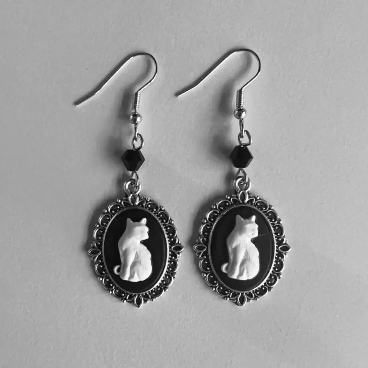 Boucles d'oreilles pendantes Vintage Chat Blanc – Bijoux avec monture en argent pour femme