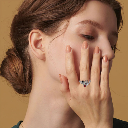 Bague réglable avec empreintes noires et pierre précieuse rouge