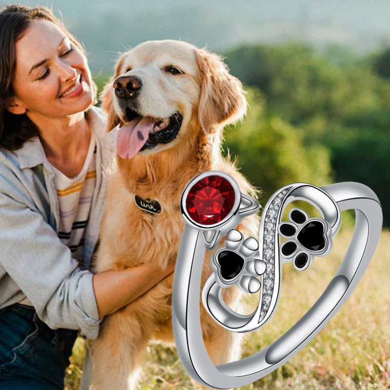 Bague réglable avec empreintes noires et pierre précieuse rouge