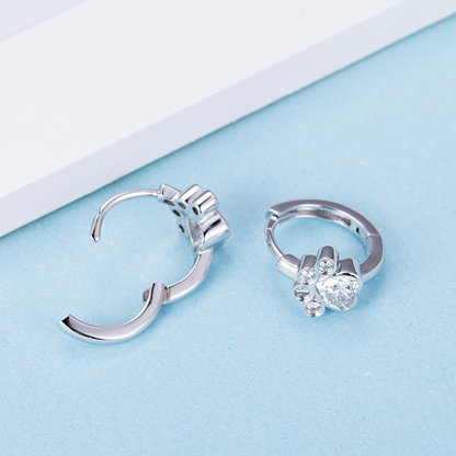 Petites boucles d'oreilles créoles avec motif de patte