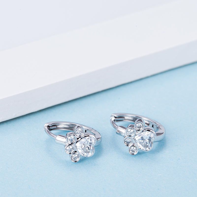 Petites boucles d'oreilles créoles avec motif de patte