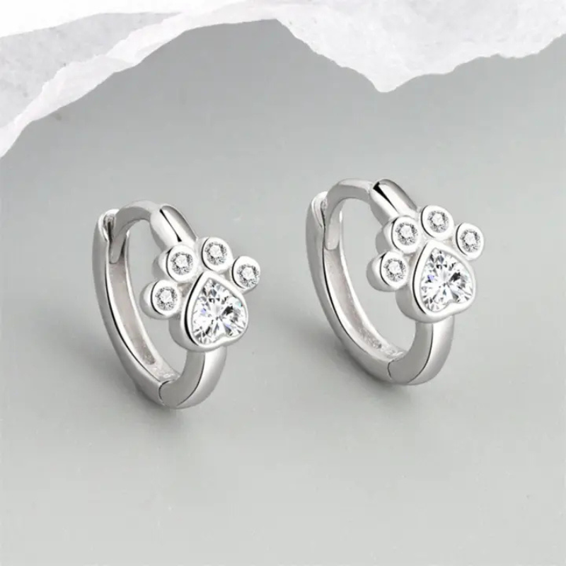 Petites boucles d'oreilles créoles avec motif de patte