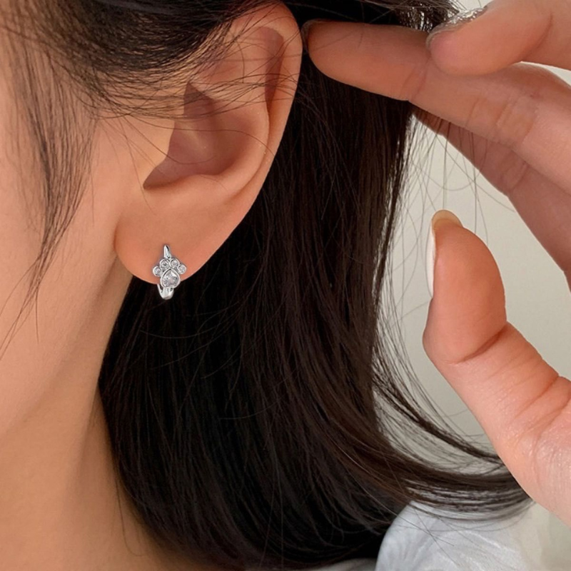 Petites boucles d'oreilles créoles avec motif de patte