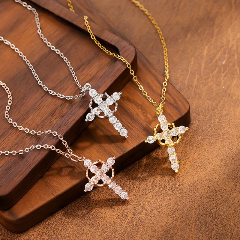 Collier protecteur avec croix et couronne