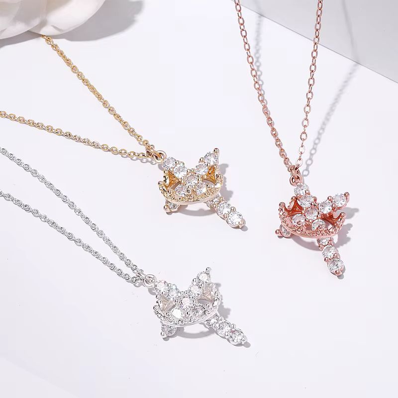 Collier protecteur avec croix et couronne