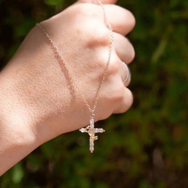 Collier protecteur avec croix et couronne