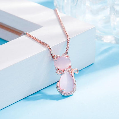 Collier avec un adorable chat en pierre rose avec zircon