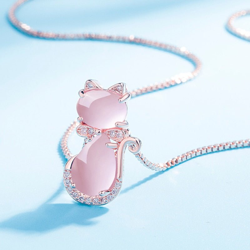 Collier avec un adorable chat en pierre rose avec zircon