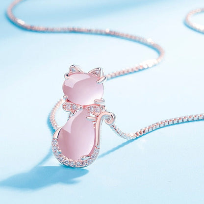 Collier avec un adorable chat en pierre rose avec zircon