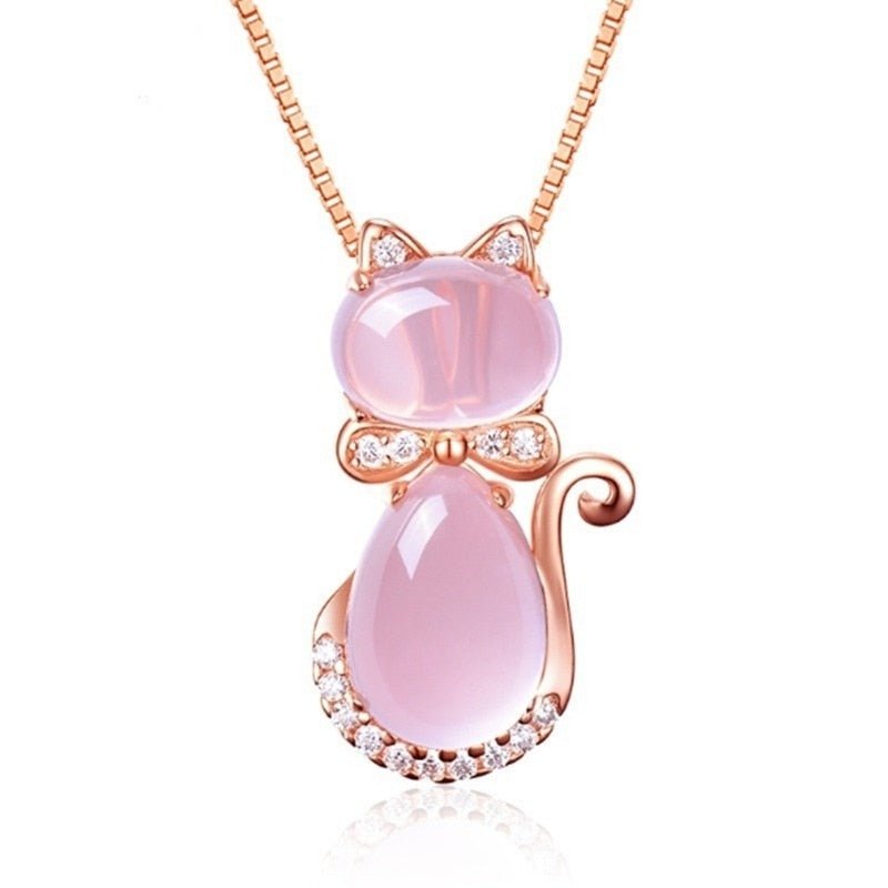 Collier avec un adorable chat en pierre rose avec zircon