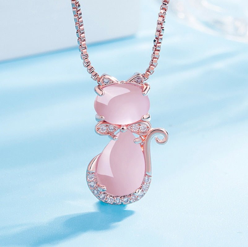 Collier avec un adorable chat en pierre rose avec zircon
