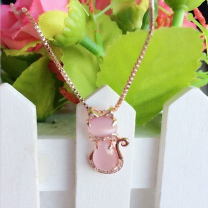 Collier avec un adorable chat en pierre rose avec zircon